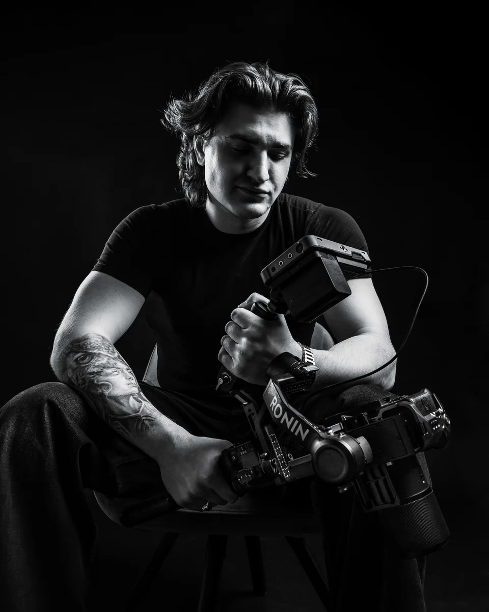 Patryk Szczepankiewicz z kamera - portret czarno-bialy